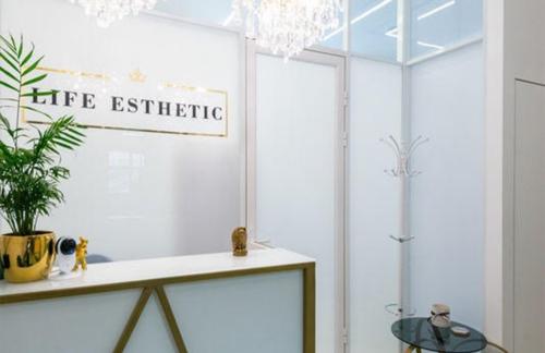 Чистка лица, пилинги, карбокситерапия от 50р в "Life Esthetic"